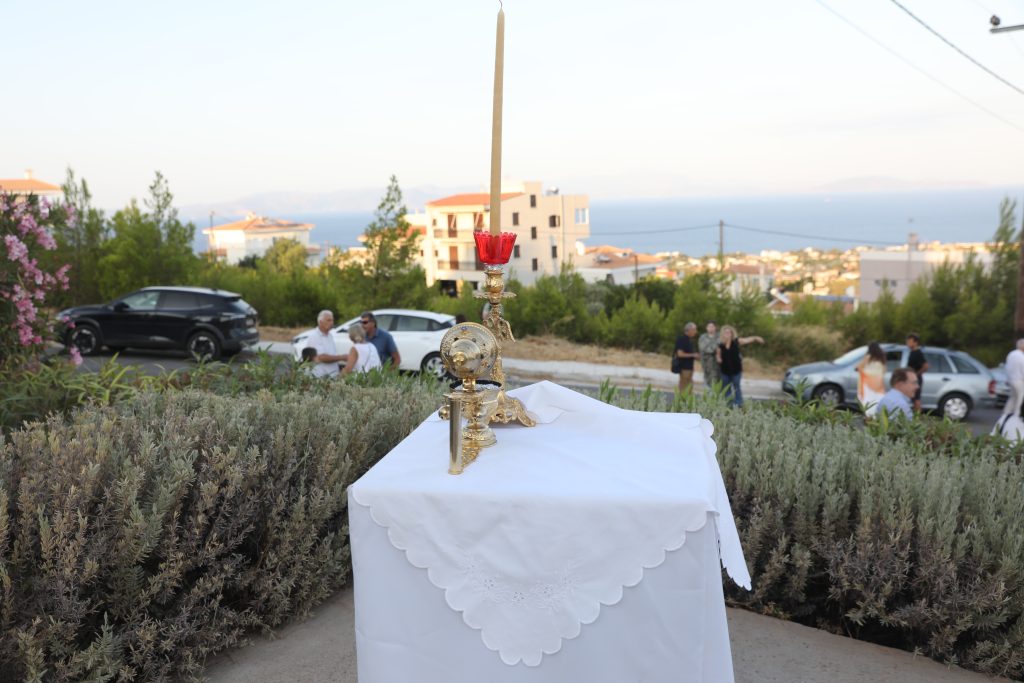 Σε κλίμα βαθιάς συγκίνησης οι εκδηλώσεις μνήμης για τα 104 θύματα στο Μάτι – Τρισάγιο, προσκλητήριο νεκρών και πορεία στο δρόμο της φωτιάς