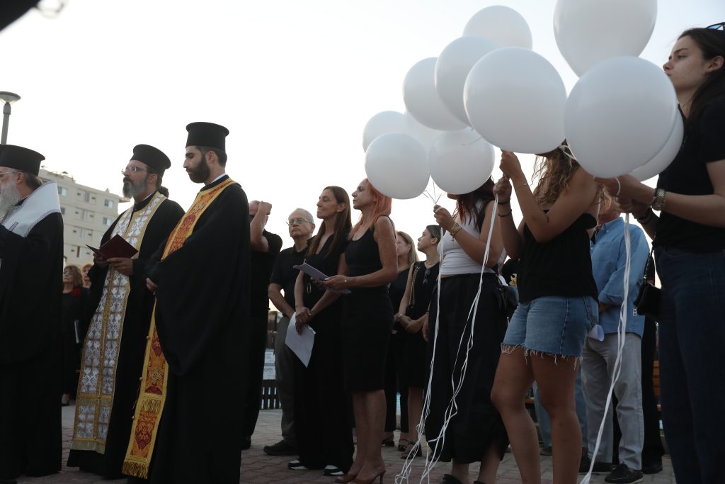 Σε κλίμα βαθιάς συγκίνησης οι εκδηλώσεις μνήμης για τα 104 θύματα στο Μάτι – Τρισάγιο, προσκλητήριο νεκρών και πορεία στο δρόμο της φωτιάς