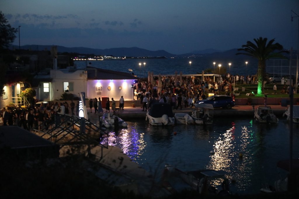 Σε κλίμα βαθιάς συγκίνησης οι εκδηλώσεις μνήμης για τα 104 θύματα στο Μάτι – Τρισάγιο, προσκλητήριο νεκρών και πορεία στο δρόμο της φωτιάς