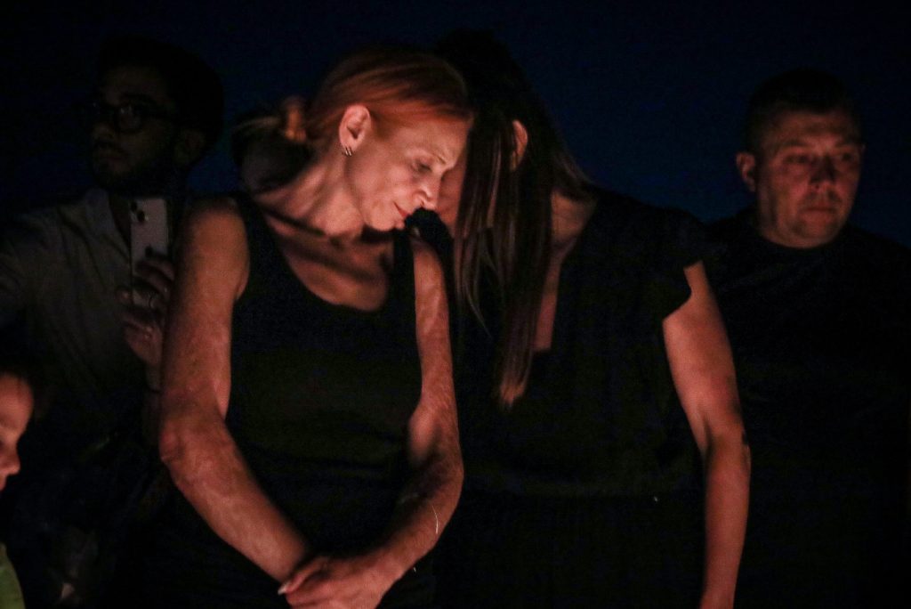 Σε κλίμα βαθιάς συγκίνησης οι εκδηλώσεις μνήμης για τα 104 θύματα στο Μάτι – Τρισάγιο, προσκλητήριο νεκρών και πορεία στο δρόμο της φωτιάς
