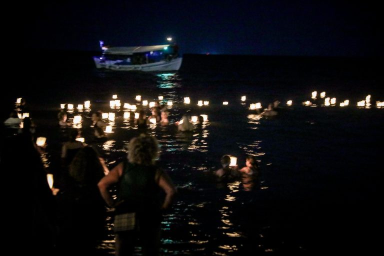 Σε κλίμα βαθιάς συγκίνησης οι εκδηλώσεις μνήμης για τα 104 θύματα στο Μάτι – Τρισάγιο, προσκλητήριο νεκρών και πορεία στο δρόμο της φωτιάς