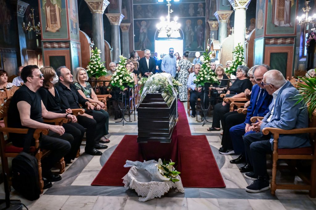 Το τελευταίο «αντίο» στη Μαίρη Λίντα – Συγγενείς, φίλοι και πλήθος κόσμου αποχαιρέτησαν τη σπουδαία ερμηνεύτρια
