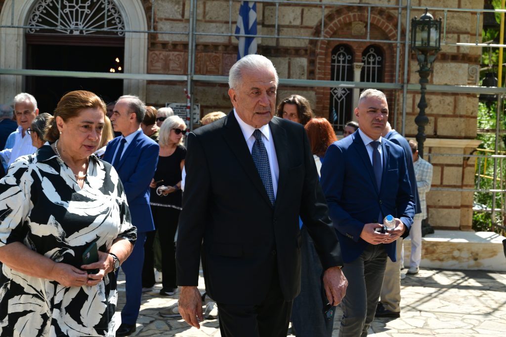 Το τελευταίο «αντίο» στη Μαίρη Λίντα – Συγγενείς, φίλοι και πλήθος κόσμου αποχαιρέτησαν τη σπουδαία ερμηνεύτρια