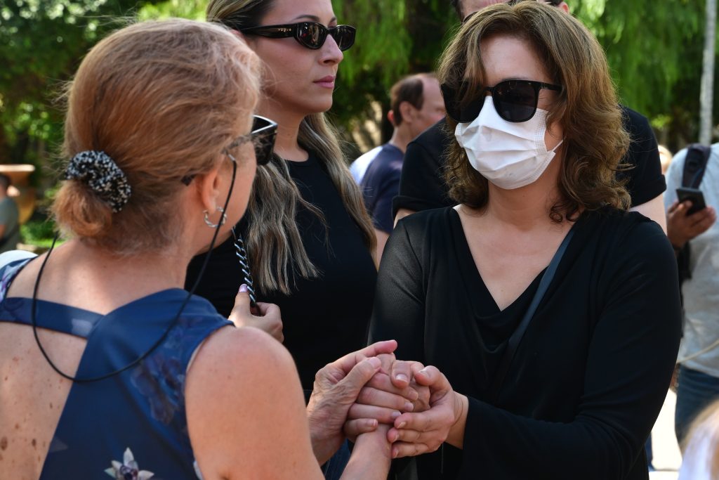 Το τελευταίο «αντίο» στη Μαίρη Λίντα – Συγγενείς, φίλοι και πλήθος κόσμου αποχαιρέτησαν τη σπουδαία ερμηνεύτρια