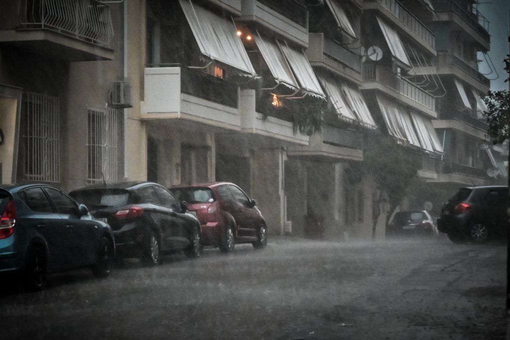 Υποχωρεί η κακοκαιρία: Καταστροφές σε Χαλκιδική, Τύρναβο και Γρεβενά – Χαλάζι, πλημμύρες και κεραυνοί