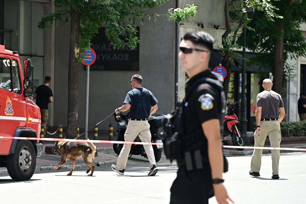 Φάρσα το τηλεφώνημα για βόμβα στην γαλλική πρεσβεία- Αποκαταστάθηκε η κυκλοφορία
