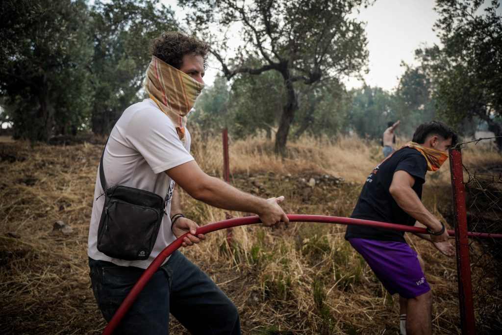 Ολονύχτια μάχη με τις αναζωπυρώσεις στο Πλωμάρι – Δύσκολη η κατάσταση λόγω των ισχυρών ανέμων