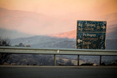 Εκατοντάδες μετανάστες κολυμπούν από το Μαρόκο προς τον ισπανικό θύλακα της Θέουτα