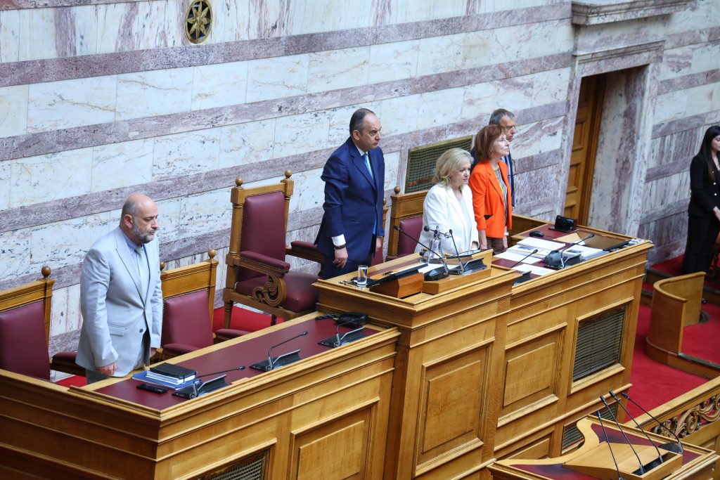 Ενός λεπτού σιγή στην Ολομέλεια της Βουλής στη μνήμη των πυροσβεστών που έχασαν τη ζωή τους σε Ρέθυμνο και Γύθειο