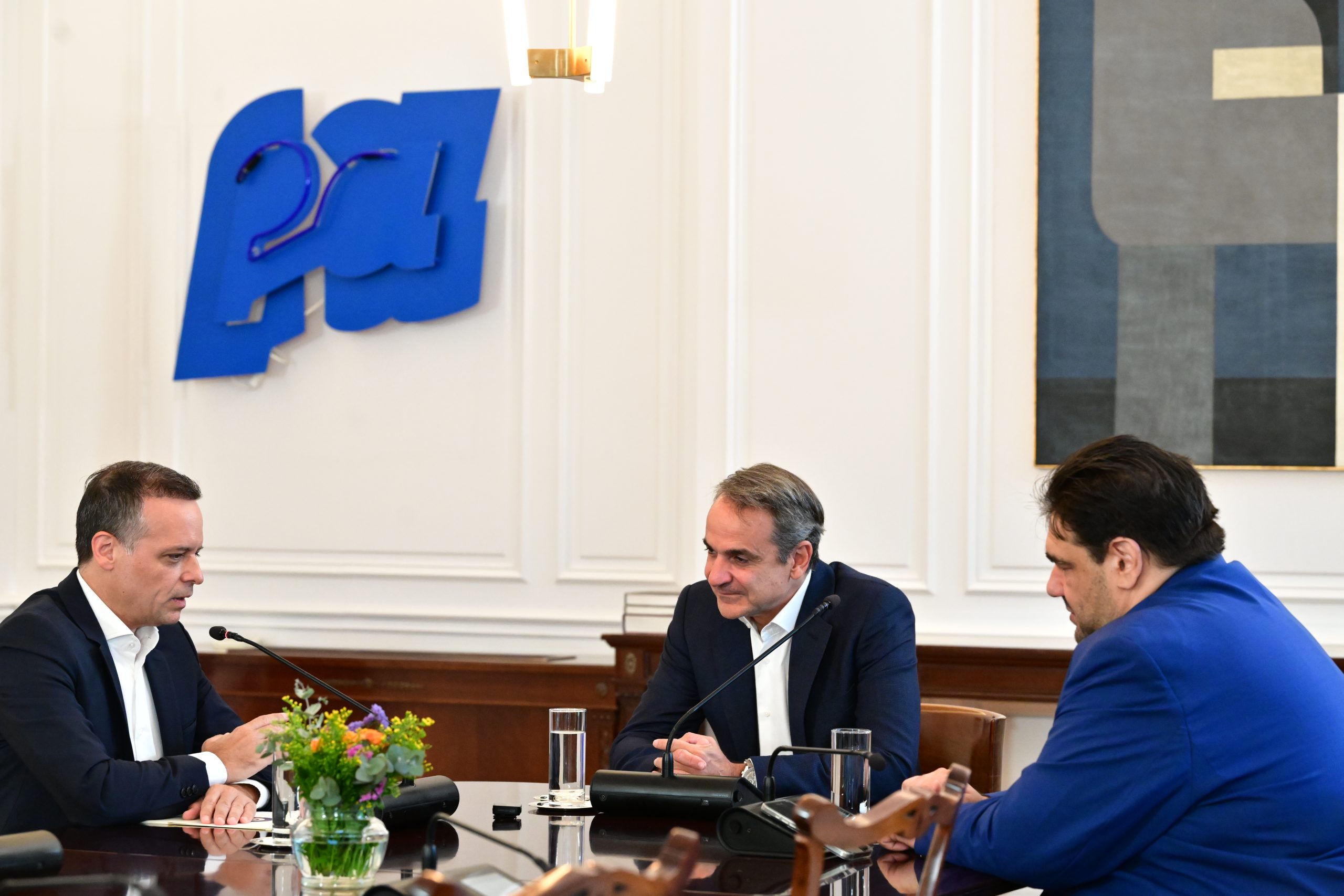 Συνάντηση Μητσοτάκη με τον Χάρη Δούκα στο Μέγαρο Μαξίμου