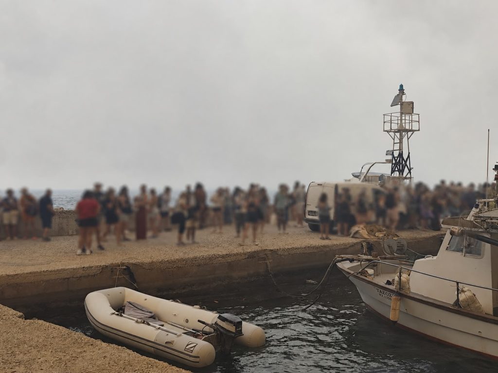Φωτιά στη Βοιωτία: Επιχείρηση απομάκρυνσης κατοίκων διά θαλάσσης στον Άγιο Βασίλειο