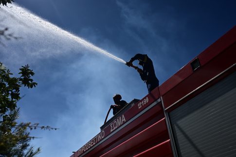 Πυρκαγιά σε χαμηλή βλάστηση στο Κυπαρίσσι Αταλάντης