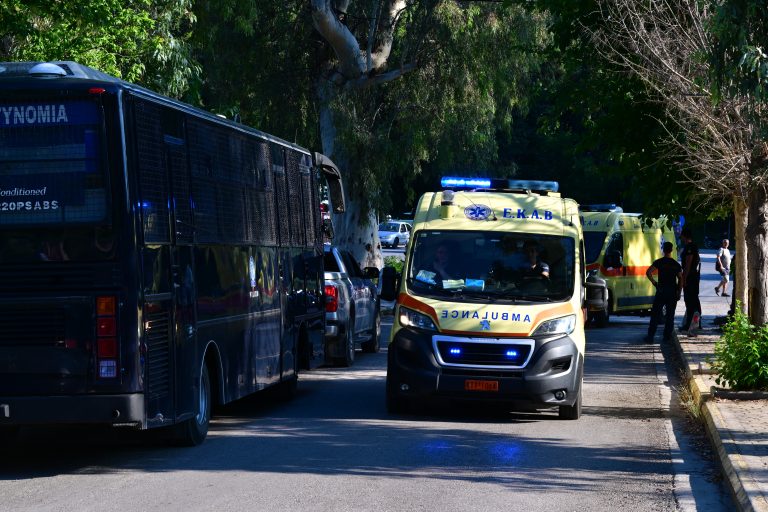 Φωτιά στο Ποικίλο Όρος: Aσθενείς μεταφέρθηκαν για προληπτικούς λόγους στο «Αττικόν» – Δεν απαιτείται εκκένωση του νοσοκομείου