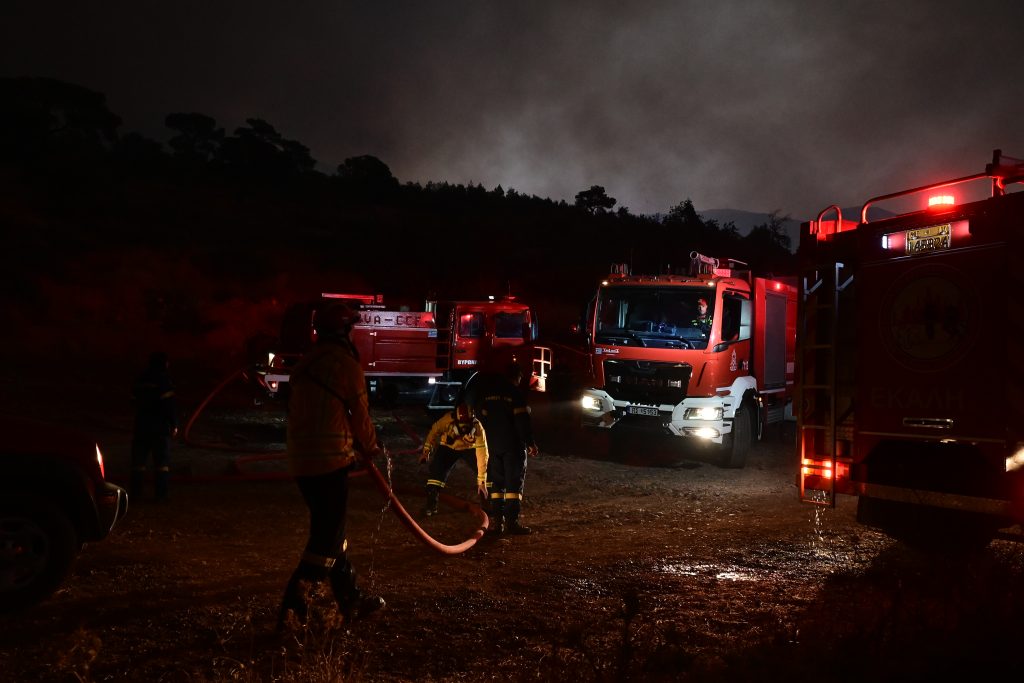Φωτιά Βοιωτία: Προληπτική εκκένωση των οικισμών Αγ. Νικόλαος, Προσήλι και Πόρτο Γερμενό – Δύσκολη νύχτα για τις πυροσβεστικές δυνάμεις, σταμάτησαν τα εναέρια