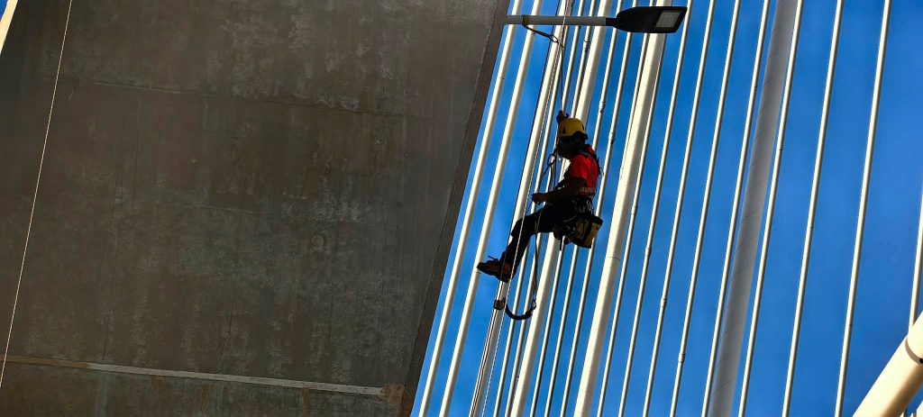 Κινηματογραφικές εικόνες στη γέφυρα του Ρίου – Εναερίτες σε ύψος που «κόβει την ανάσα» για την εγκατάσταση αντικεραυνικών συστημάτων