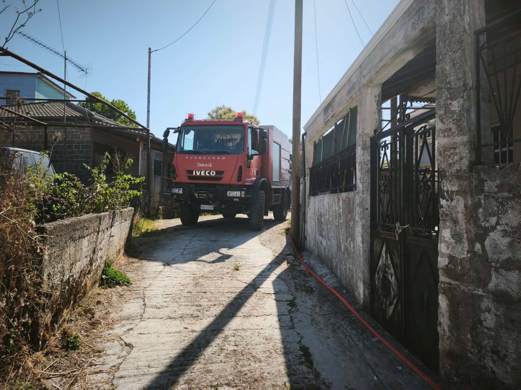 Υπό μερικό έλεγχο η φωτιά στη Ζίτσα – Έσπευσαν έξι πυροσβεστικά και δασοκομάντος