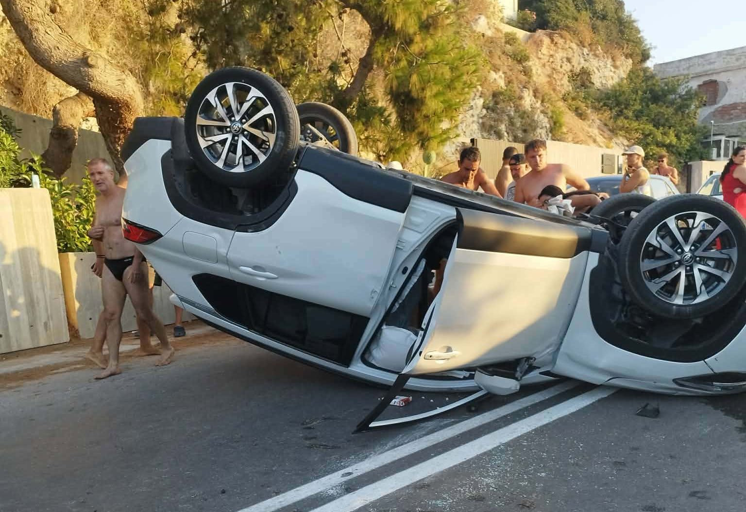 Τροχαίο στον Καλαθά Χανίων – Εγκλωβισμός εξηνταπεντάχρονου τουρίστα