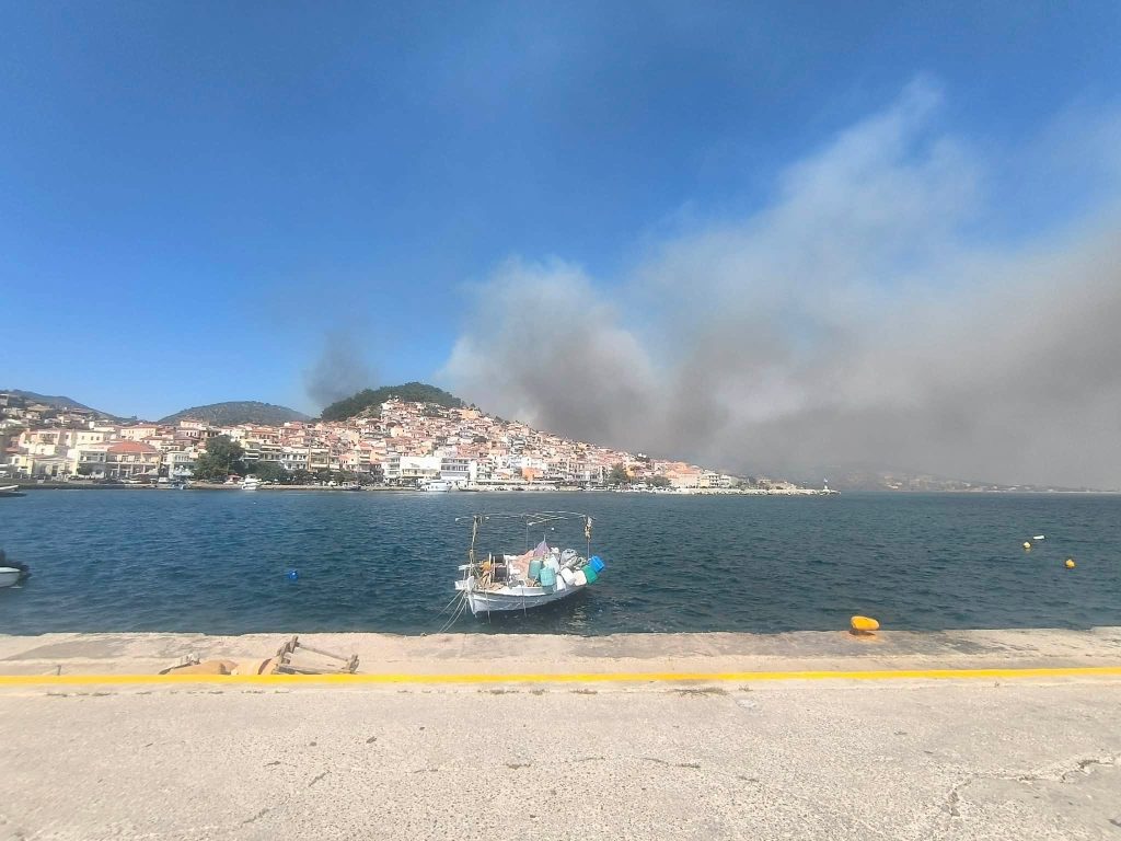Σε δύο μέτωπα η φωτιά στο Πλωμάρι της Λέσβου – Προληπτική εκκένωση προς Άγιο Ισίδωρο