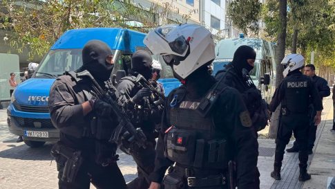 Συναγερμός στην Πυροσβεστική: Εντοπίστηκε ένας νεκρός από πυρκαγιά σε εργοστάσιο στα Εξαμίλια Κορινθίας