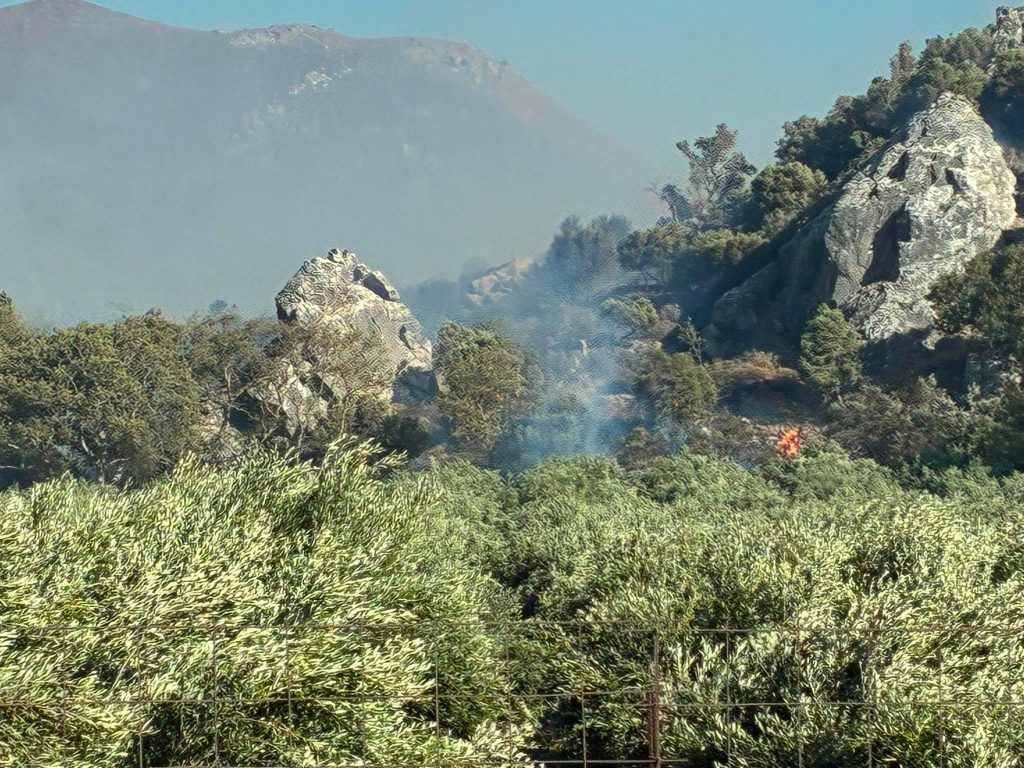 Εικόνες από drone στον Ασώματο Ρεθύμνου: Θυελλώδεις άνεμοι και μηδενική ορατότητα – Απεγκλωβίστηκαν 50 άτομα από την Πρέβελη
