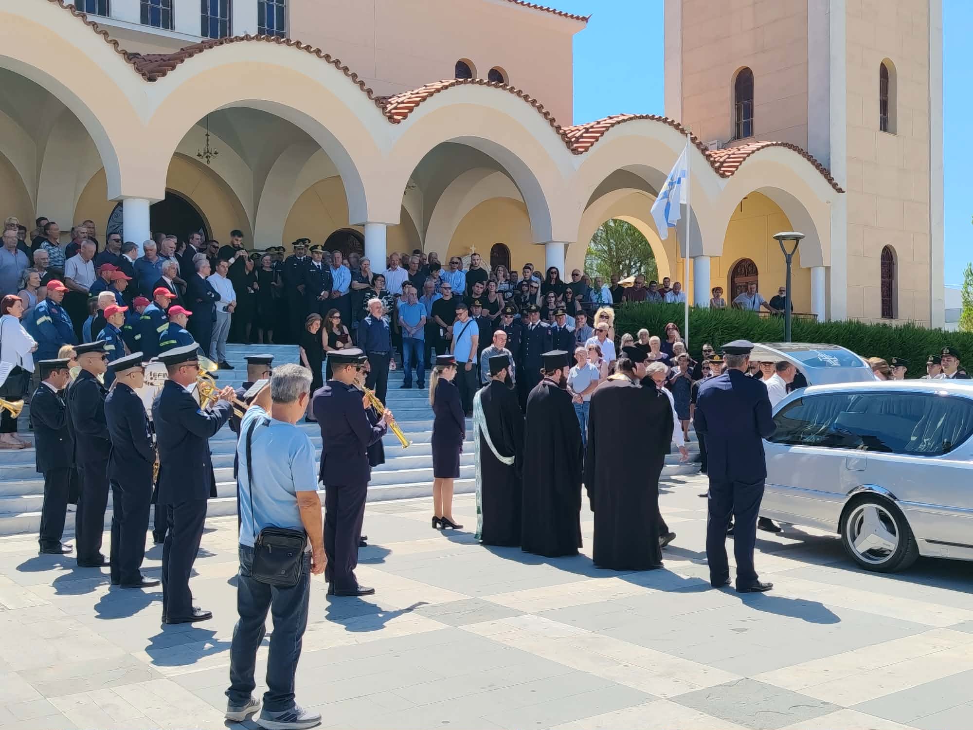 Αγρίνιο: Με τιμές ήρωα το «τελευταίο αντίο» στον 27χρονο πυροσβέστη που έχασε τη ζωή στη φωτιά στο Γύθειο