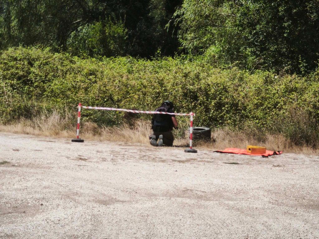 Καρέ-καρέ η επιχείρηση ανάσυρσης οβίδας του Β’ παγκοσμίου πολέμου από τον βυθό της λίμνης Παμβώτιδας