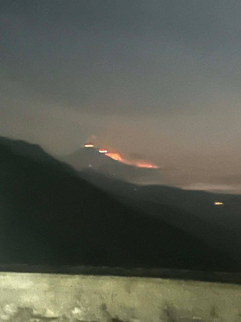 Ολονύχτια μάχη με φλόγες και ισχυρούς ανέμους στο Ρέθυμνο – Νεκροί δύο πυροσβέστες, νέα «112» για εκκενώσεις οικισμών, απεγκλωβισμός 31ατόμων δια θαλάσσης