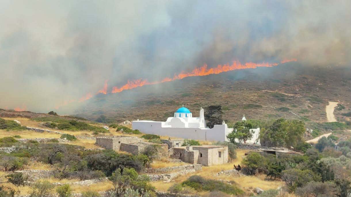 Πύρινος εφιάλτης στην Πάρο: Ολονύχτια μάχη και εκκενώσεις – Γιουρτζίδης: Συνεχίζονται οι αναζωπυρώσεις