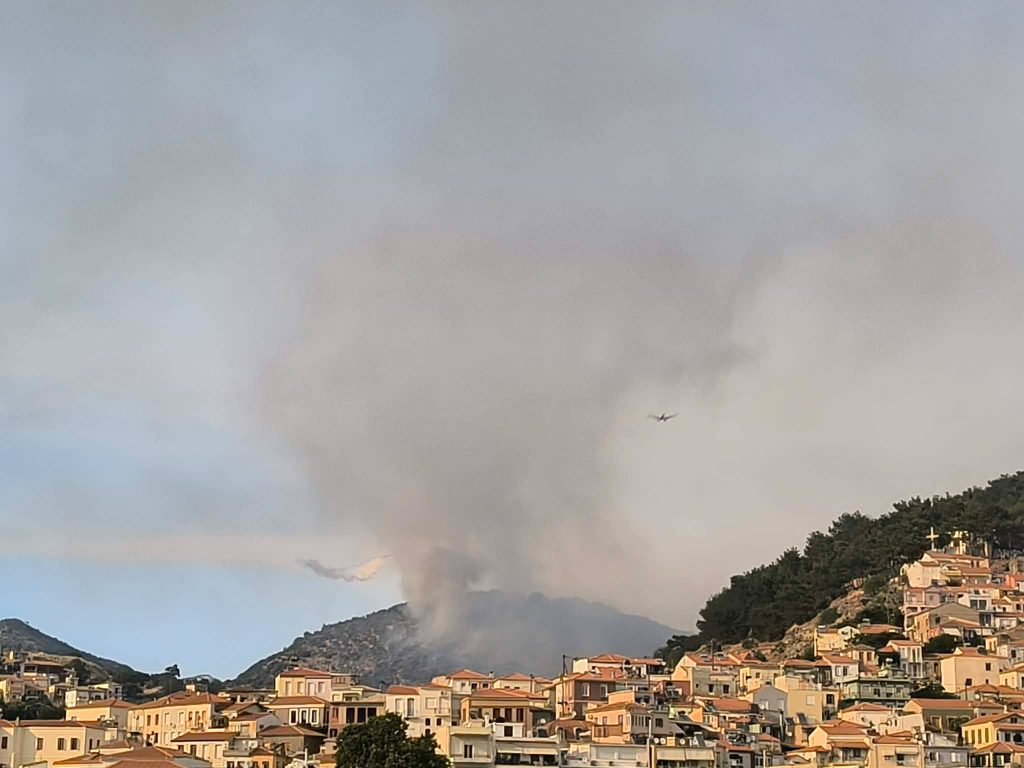Σε δύο μέτωπα η φωτιά στο Πλωμάρι της Λέσβου – Προληπτική εκκένωση προς Άγιο Ισίδωρο