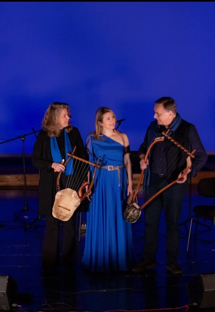 Μουσικές παραστάσεις με αρχαία ελληνική επτάχορδη λύρα σε Μαρώνεια, Κομοτηνή και Δελφούς