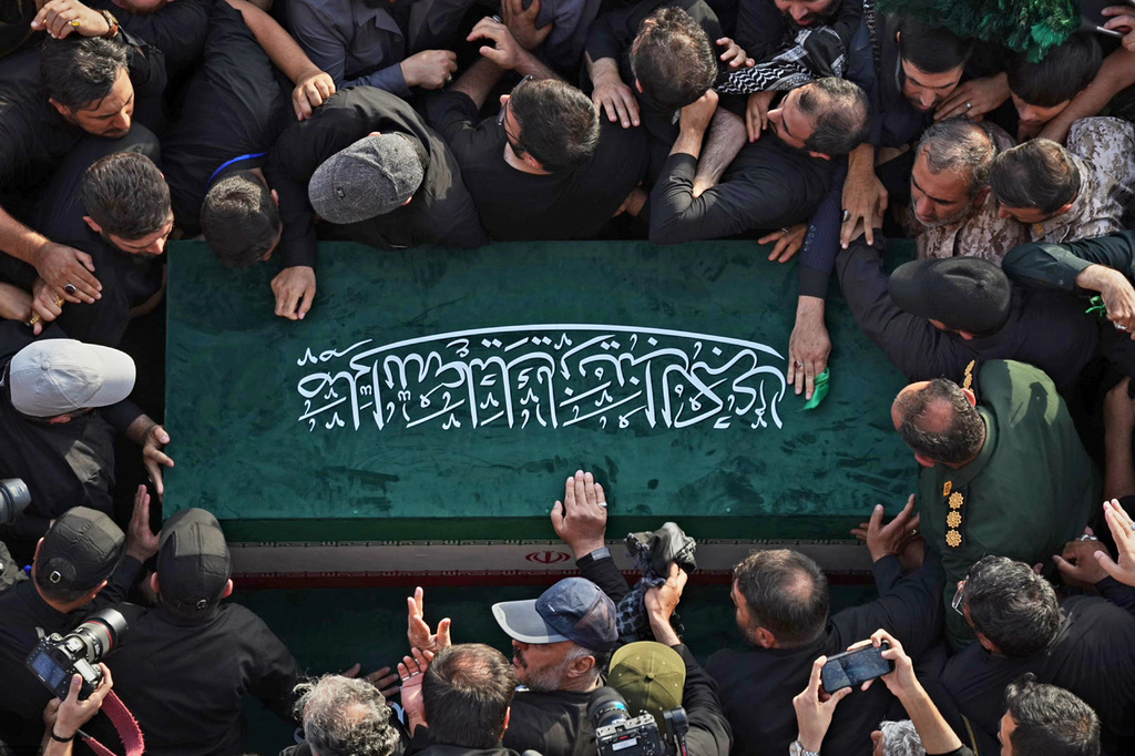Ολοκληρώθηκε η τελετή για τον Αλί Χαμενεΐ στην Κομ – Στο Ιράκ έφτασε η σορός