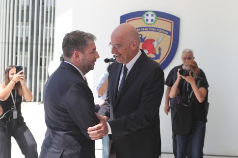 Θεσσαλονίκη: Μήνυμα κατά της τρομοκρατίας «Δεν σας φοβόμαστε» στη συγκέντρωση διαμαρτυρίας στελεχών και μελών της ΝΔ έξω από Ιπποκράτειο