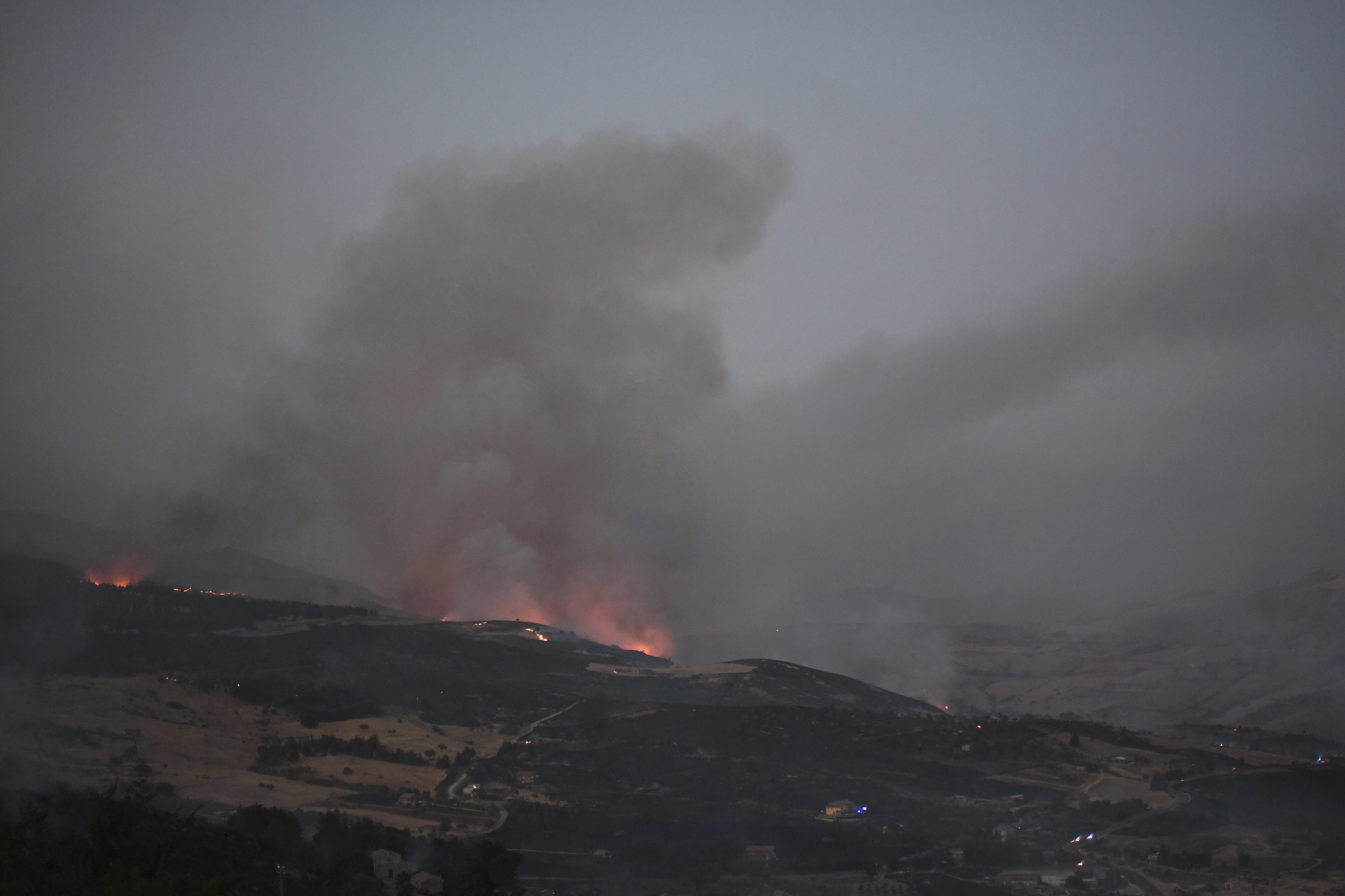 Μεγάλη πυρκαγιά έξω από την πόλη Όλμπια στη Σαρδηνία