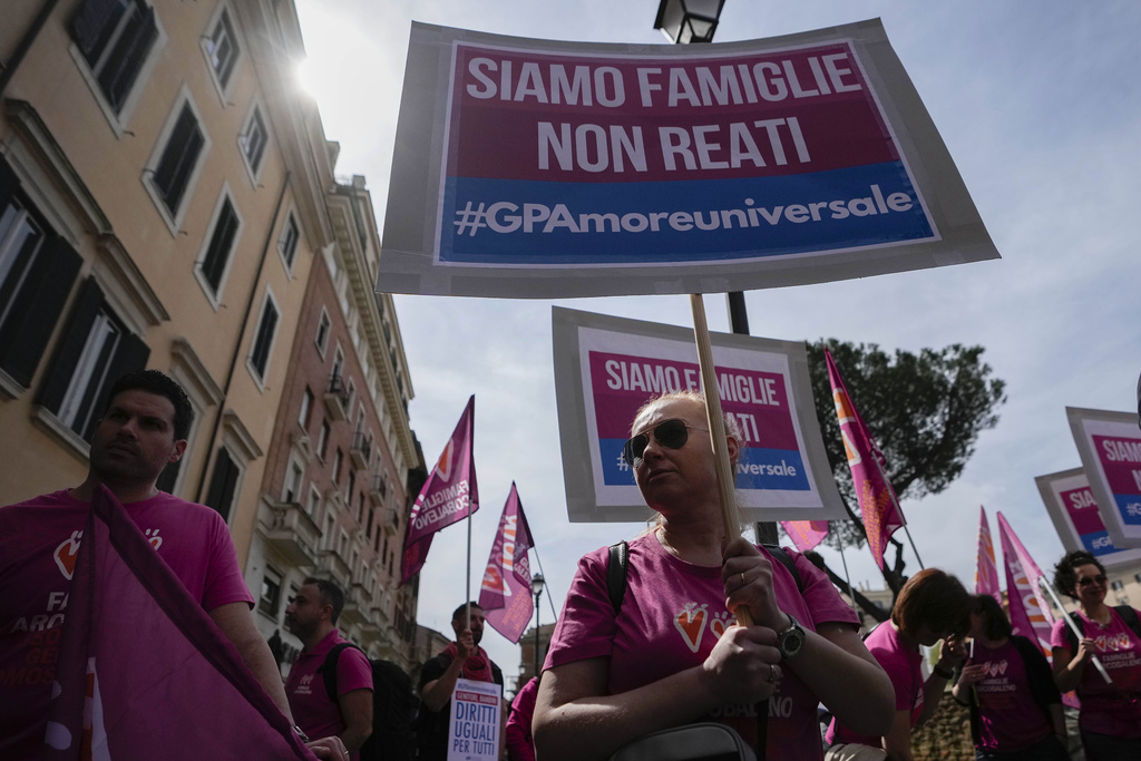 Η αύξηση των παρένθετων μητέρων σε τρίτες χώρες αυξάνει τον κίνδυνο γέννησης μωρών χωρίς ιθαγένεια