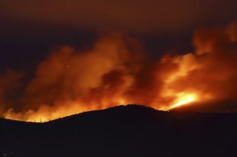 Φωτιά στην Οινόη: 140 πυροσβέστες και εναέρια μέσα στη μάχη – Ήχησε το 112, σε ισχύ κυκλοφοριακές ρυθμίσεις