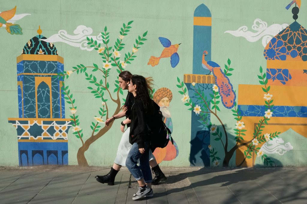 Γιατί η επιστροφή του πολέμου φέρνει σε αδιέξοδο τόσο τις ΗΠΑ, όσο και το Ιράν