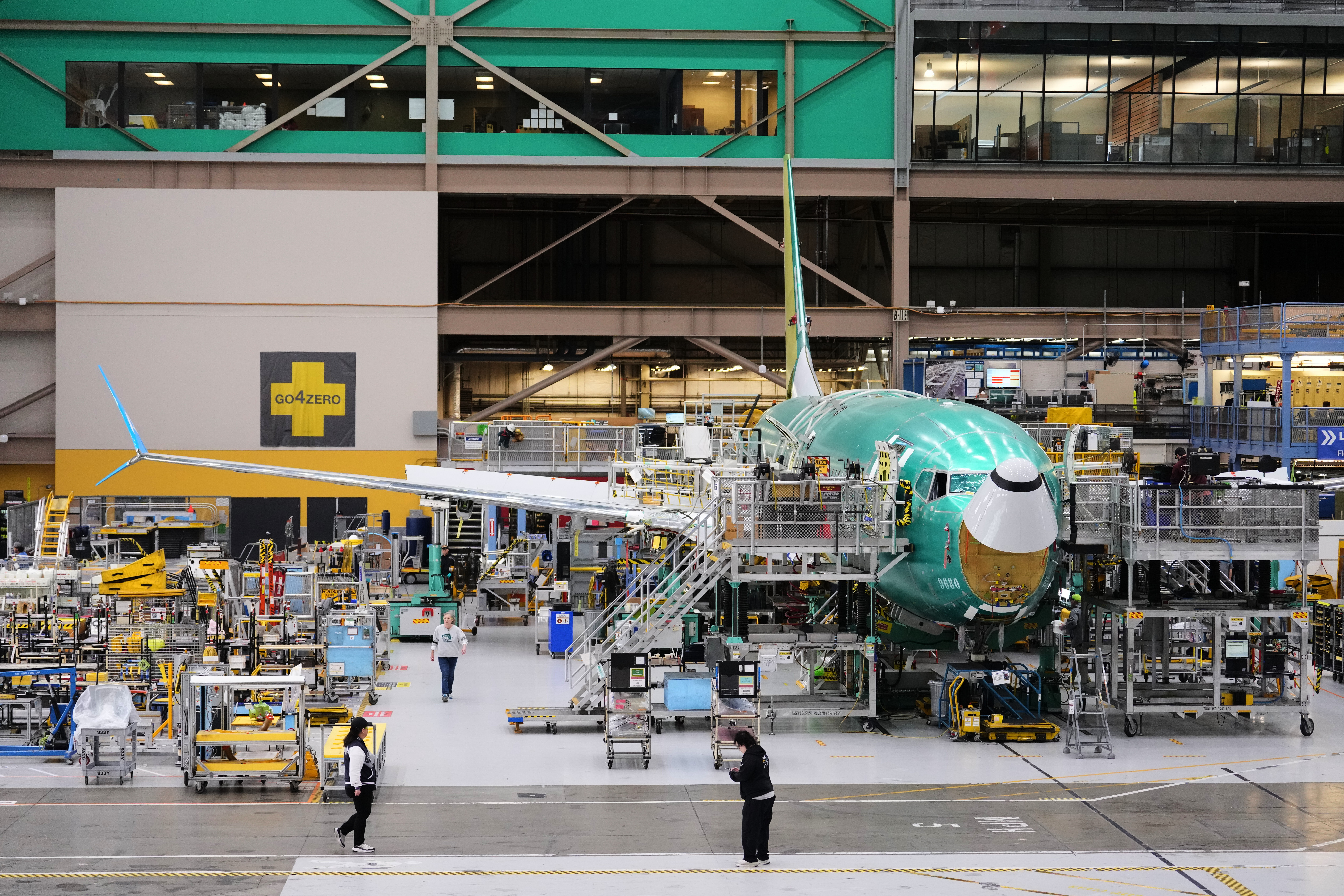 CNN: Τα καθίσματα σε εκατοντάδες αεροσκάφη Boeing 737 MAX είχαν τοποθετηθεί λανθασμένα, σύμφωνα με την FAA