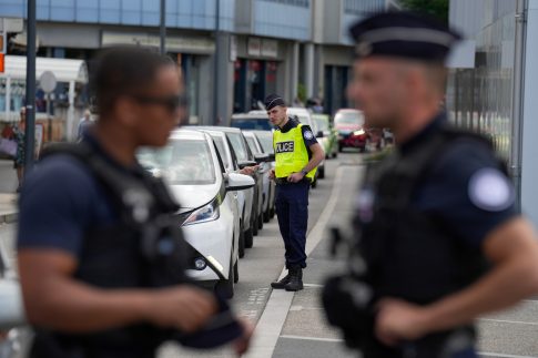 Επικίνδυνη οδήγηση σε σήραγγα: Οδηγός κινείται με τις πόρτες ανοιχτές θέτοντας σε κίνδυνο τα διερχόμενα οχήματα