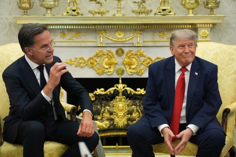 Τραμπ προς Ιράν: Σφοδρότερα πλήγματα αν συνεχισθούν οι επιθέσεις κατά πλοίων στα Στενά του Ορμούζ