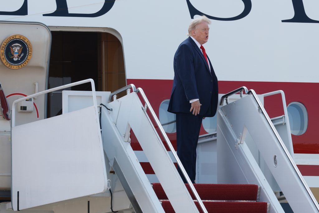 Ο Τραμπ εγκαινίασε το νέο «Air Force One» και ευχαρίστησε τον εμίρη του Κατάρ για το δώρο του