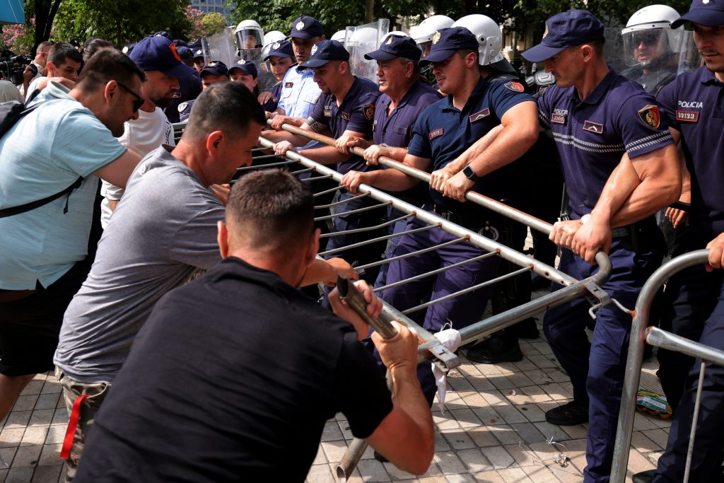 Αλβανία: Νέες συγκρούσεις διαδηλωτών με την αστυνομία για την επένδυση που συνδέεται με την Ιβάνκα Τραμπ – Τουλάχιστον τέσσερις τραυματίες