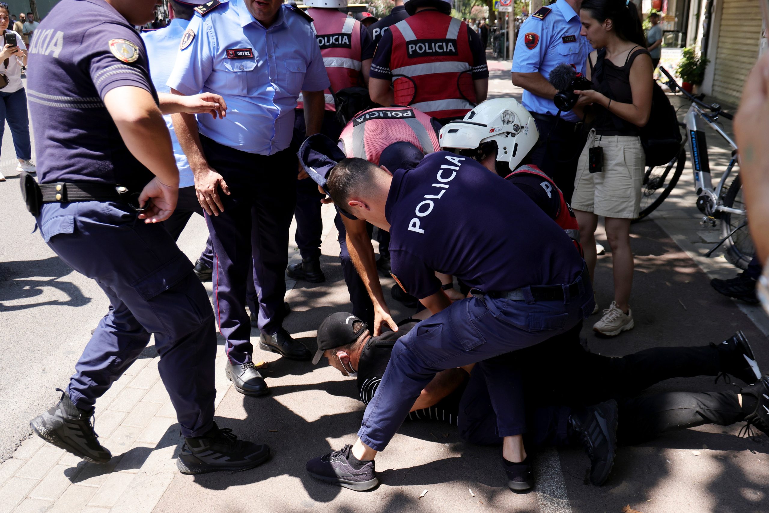Αλβανία: Νέες συγκρούσεις διαδηλωτών με την αστυνομία για την επένδυση που συνδέεται με την Ιβάνκα Τραμπ – Τουλάχιστον τέσσερις τραυματίες