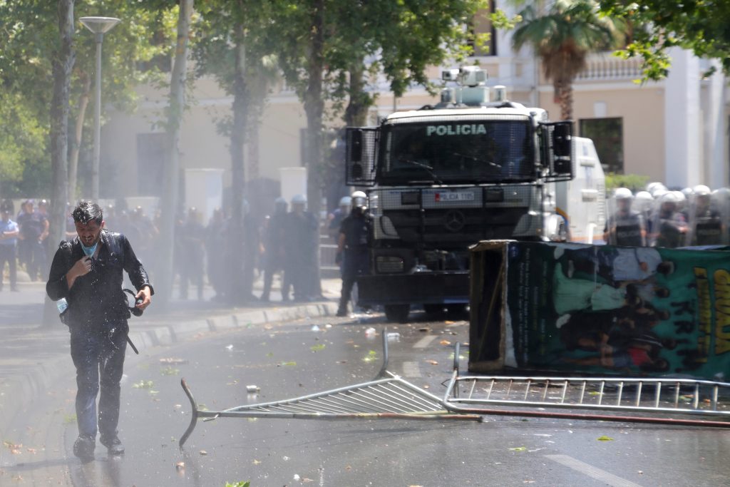 Αλβανία: Νέες συγκρούσεις διαδηλωτών με την αστυνομία για την επένδυση που συνδέεται με την Ιβάνκα Τραμπ – Τουλάχιστον τέσσερις τραυματίες