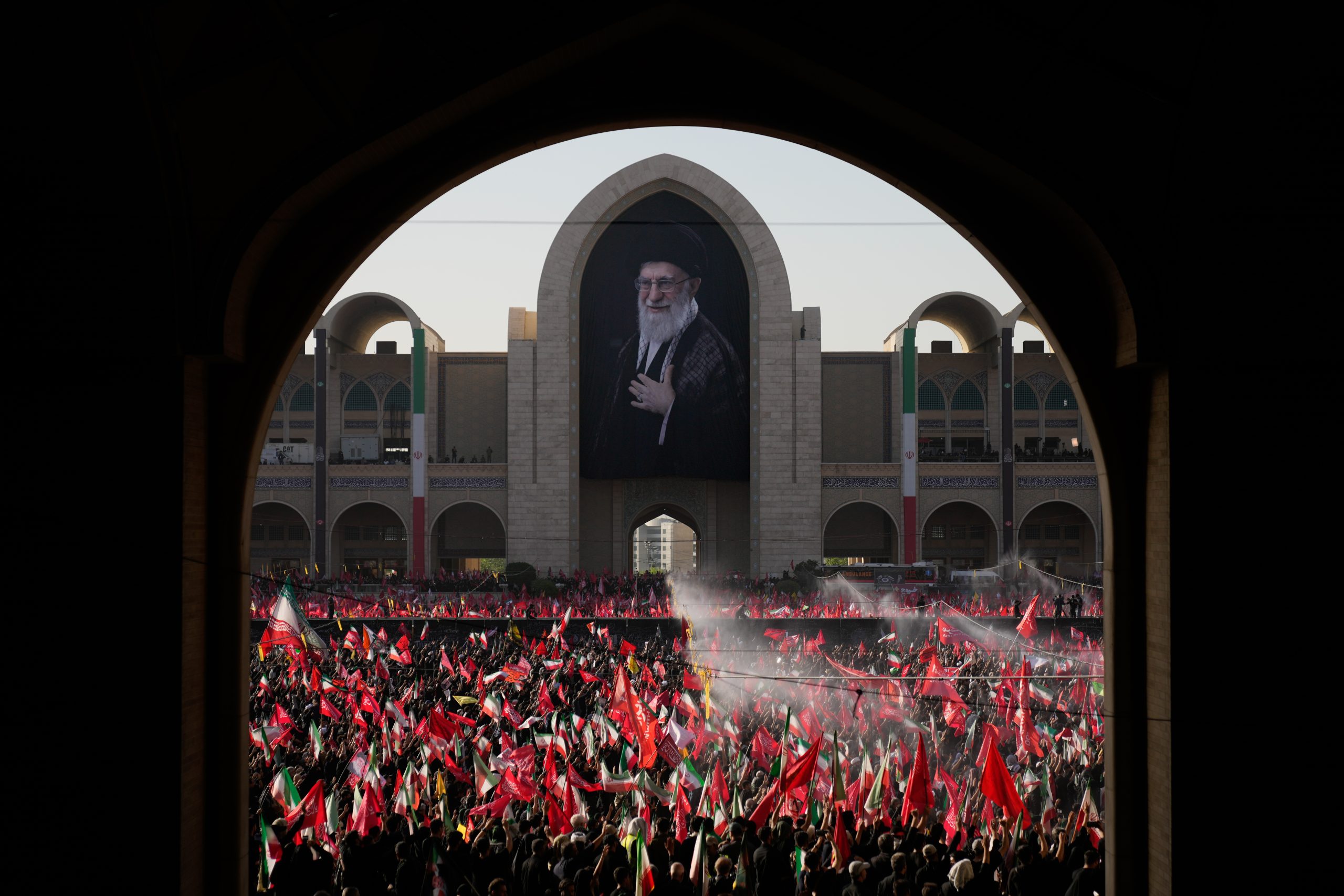 Iran Khamenei Funeral Ιράν: Μαζικό προσκύνημα στην Τεχεράνη για τον Αλί Χαμενεΐ – Απών ο νέος ανώτατος ηγέτης Μοζτάμπα Χαμενεΐ