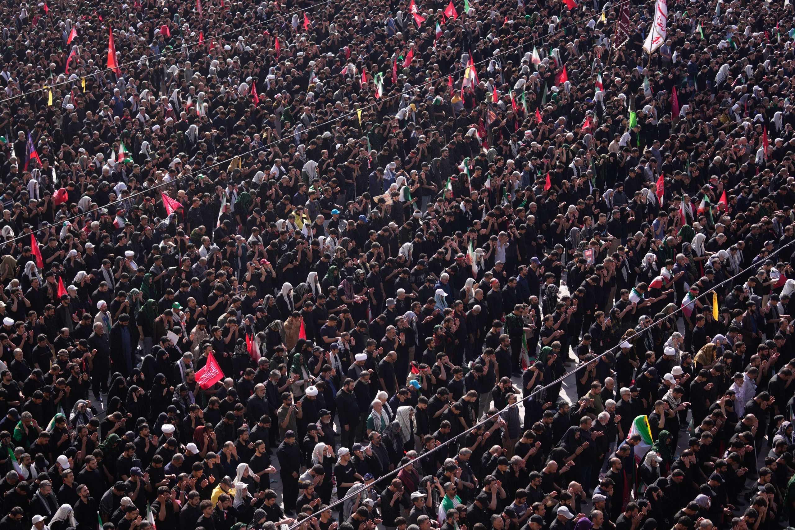 Iran Khamenei Funeral Ιράν: Μαζικό προσκύνημα στην Τεχεράνη για τον Αλί Χαμενεΐ – Απών ο νέος ανώτατος ηγέτης Μοζτάμπα Χαμενεΐ