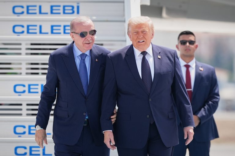 Έφτασε στην Άγκυρα ο Τραμπ για την κρίσιμη Σύνοδο του ΝΑΤΟ – Θερμή υποδοχή και με πολλές προσδοκίες από τον Ερντογάν