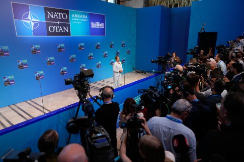 Σύνοδος ΝΑΤΟ: Δυναμιτίζει η νέα επίθεση Τραμπ κατά των Ευρωπαίων – Εκνευρισμός στην Άγκυρα για τη δήλωση Μητσοτάκη