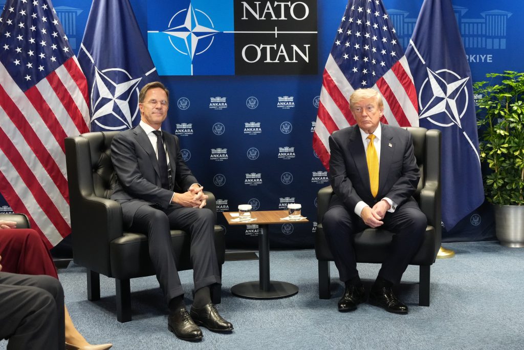 ΝΑΤΟ: Οι βολές Τραμπ κατά συμμάχων και Ιράν σκίασαν τη Σύνοδο στην Άγκυρα – Αντιδράσεις στην Τουρκία για την αναφορά Μητσοτάκη στο casus belli