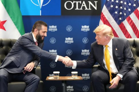 «Γνώριζαν ποιος είμαι όταν με διόρισαν»: Η απάντηση Ρούτε στις επικρίσεις για τη στάση του απέναντι στον Τραμπ