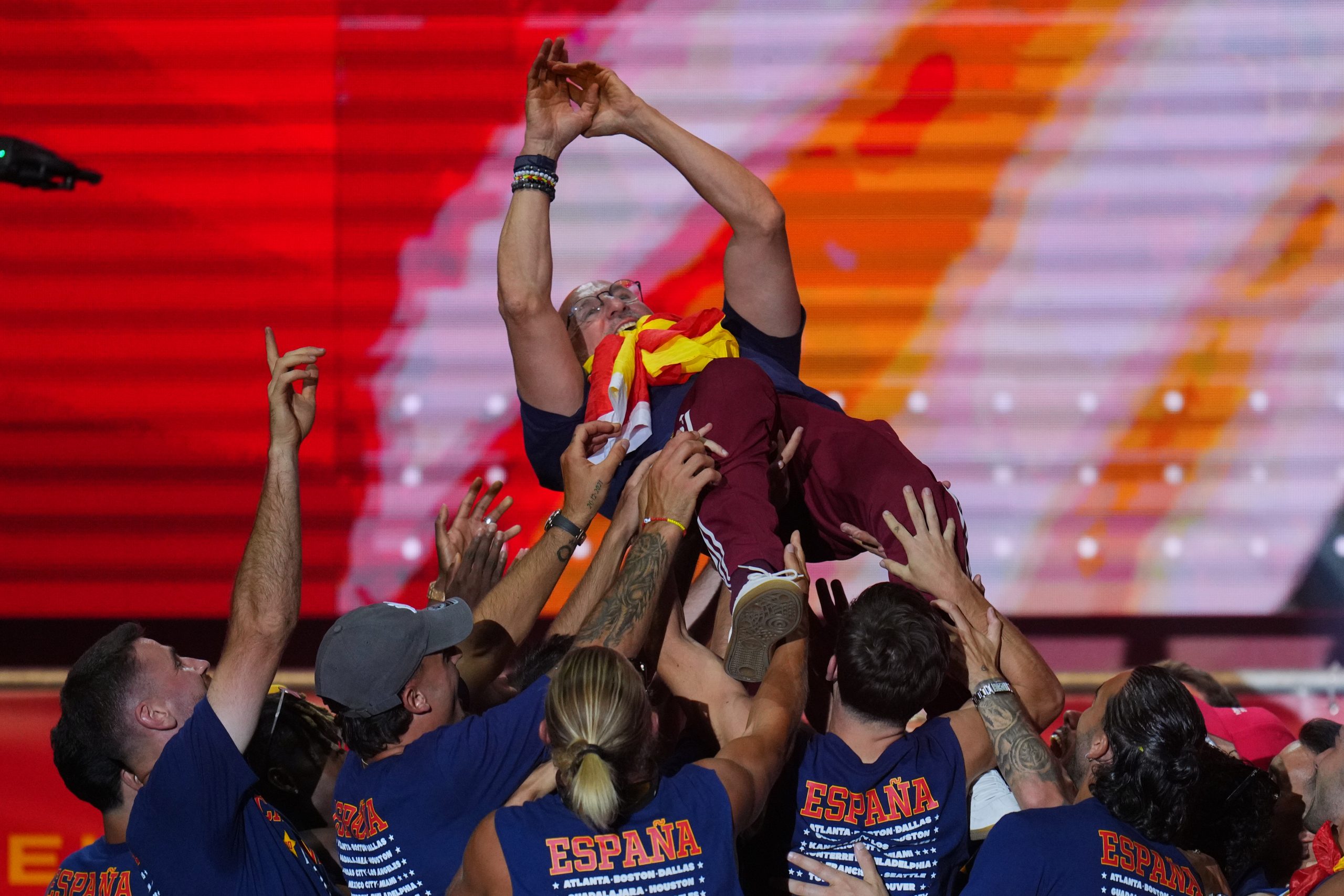 APTOPIX Spain WCup Soccer Celebration Μαδρίτη: Σχεδόν δύο εκατομμύρια αποθέωσαν την παγκόσμια πρωταθλήτρια Ισπανία – Η διαδρομή του τροπαίου